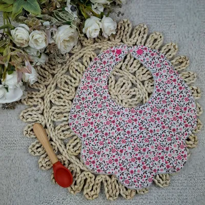 Bavoir forme fleur motifs fleurs